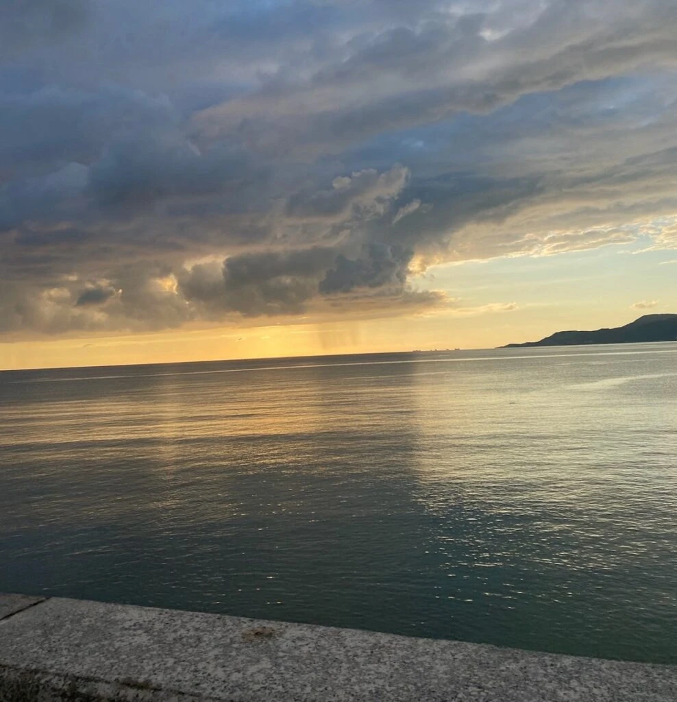 夕方の海沿いの海