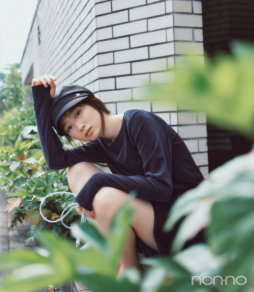 岡本夏美のうすーい長袖 ダークトーンのベロアトップス