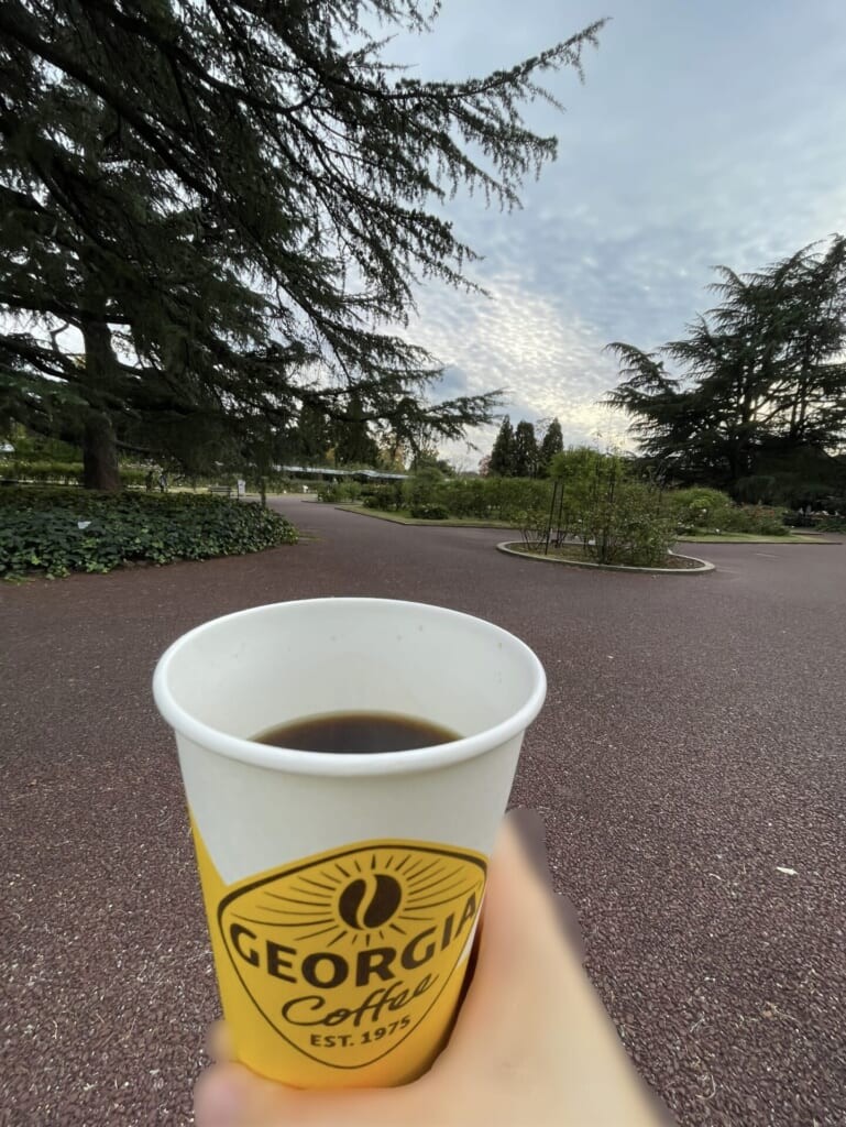 自然豊かな場所でコーヒーを飲んでいる。