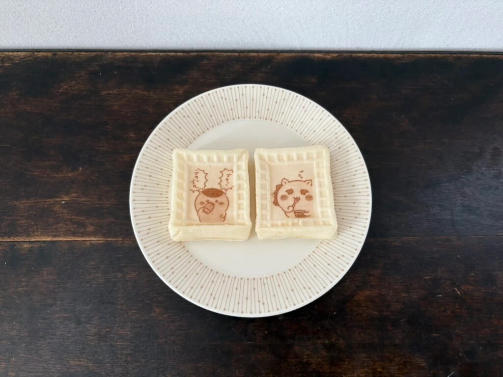 「ちいかわ わっふれ〜む3」のシーサーとくりまんじゅうがプリントされた白いワッフル