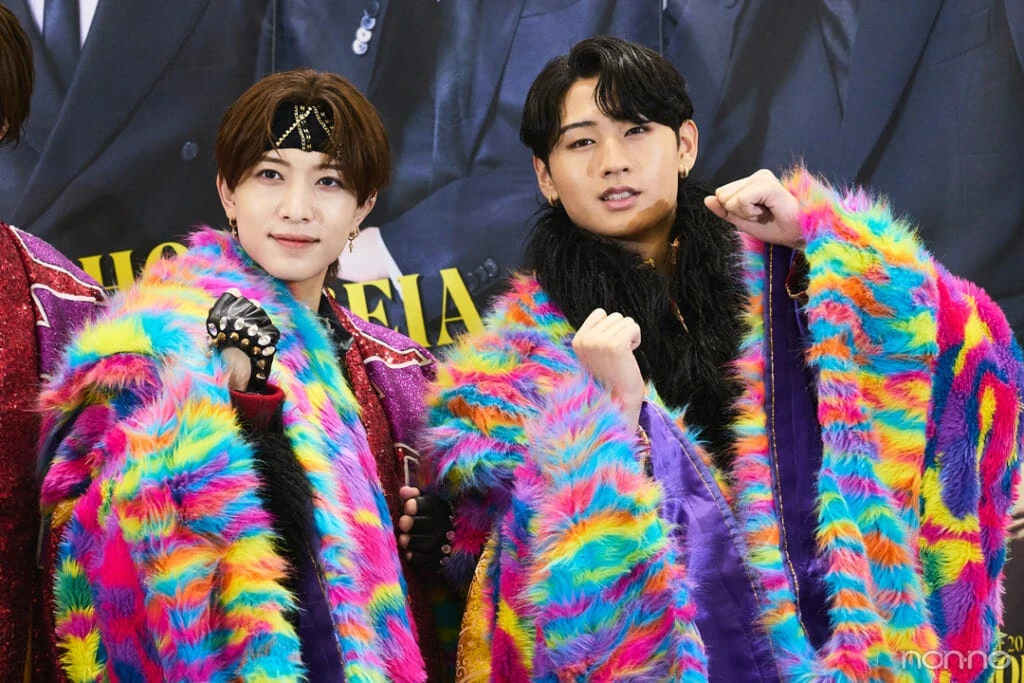囲み会見でガッツポーズを決めるKEY TO LITの中村嶺亜さん(左)と猪狩蒼弥さん(右)
