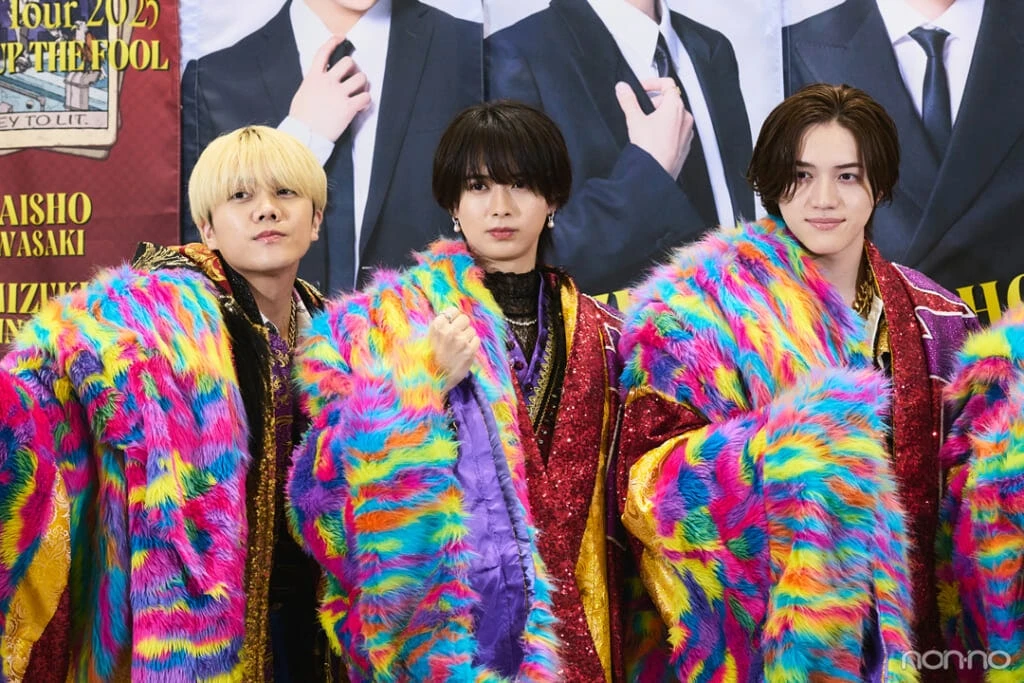 囲み会見に臨む佐々木大光さん(左)、井上瑞稀さん(中)、岩﨑大昇さん(右)