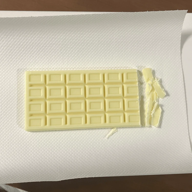 刻んでいる途中の板チョコ