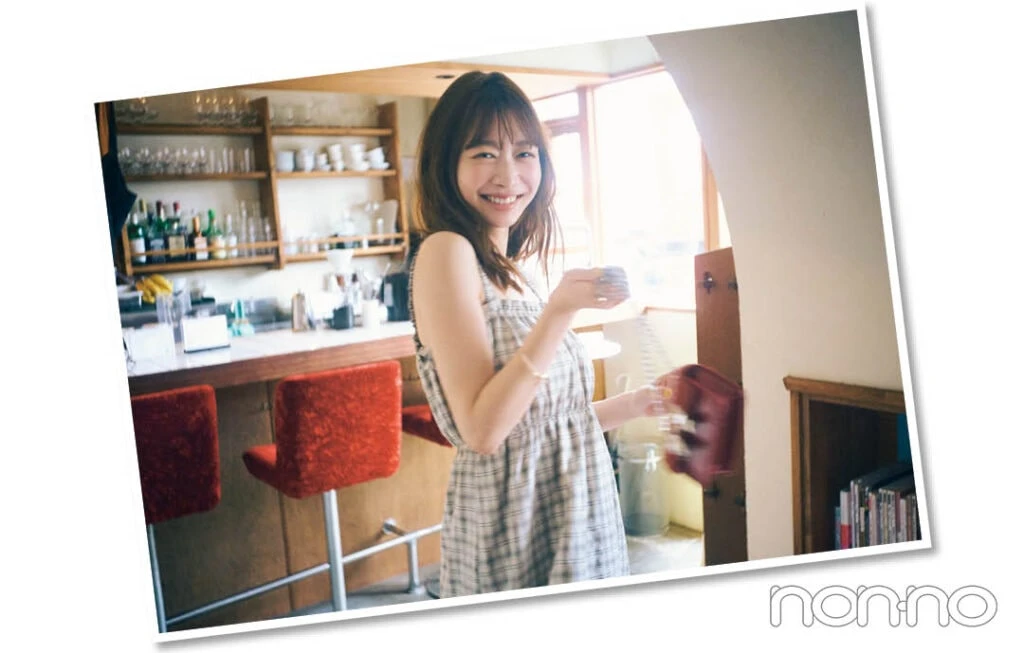 レトロチェック柄ワンピースを着る岡本夏美2