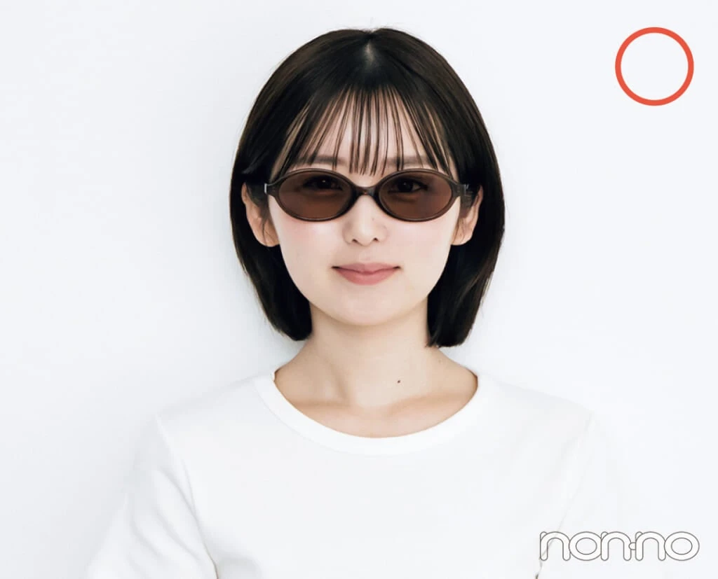 丸顔さんがオーバルフレームのサングラスをかけたカット