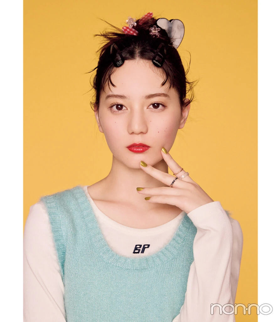 春ヘアアクセを付けた小坂菜緒