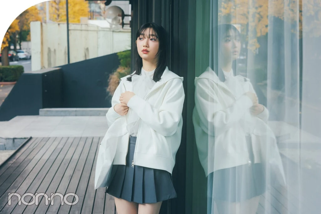 白ブラウス×グレーのミニスカ×パーカの大学生コーデ