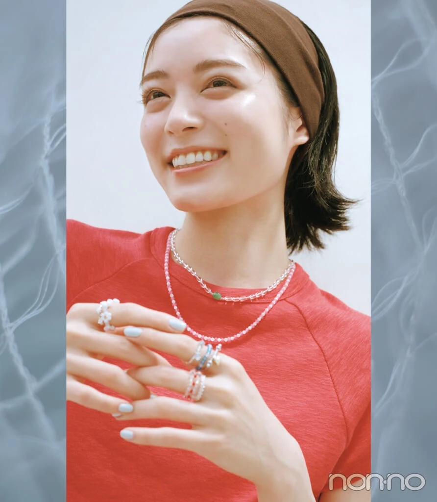 夏のビーズアクセサリーを付ける吉田美月喜