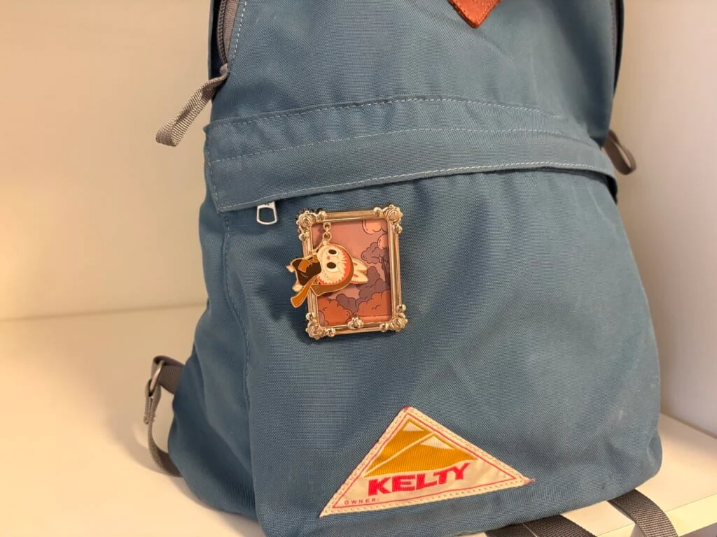 「LABUBU'S ARTISTIC QUEST BADGE」をバッグに付けてみた様子