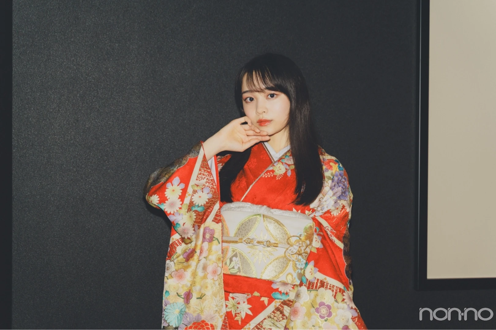 着物を着た林芽亜里がアゴに手を添えたカット