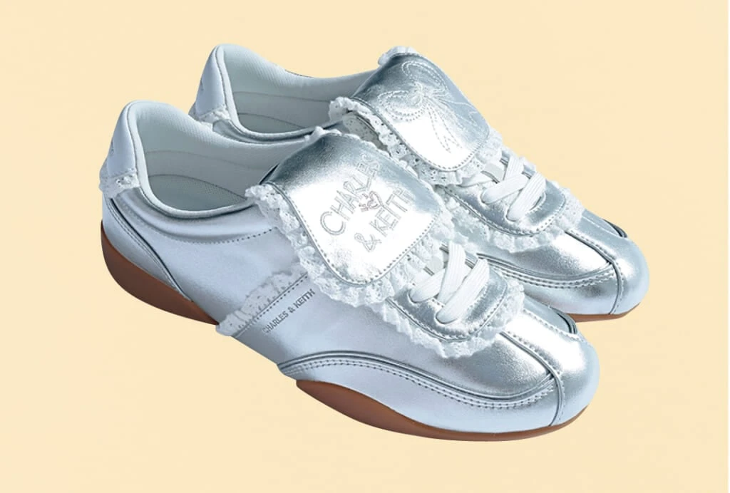 CHARLES & KEITH のシルバースニーカー「Louise ルーイ レーストリムスニーカー」