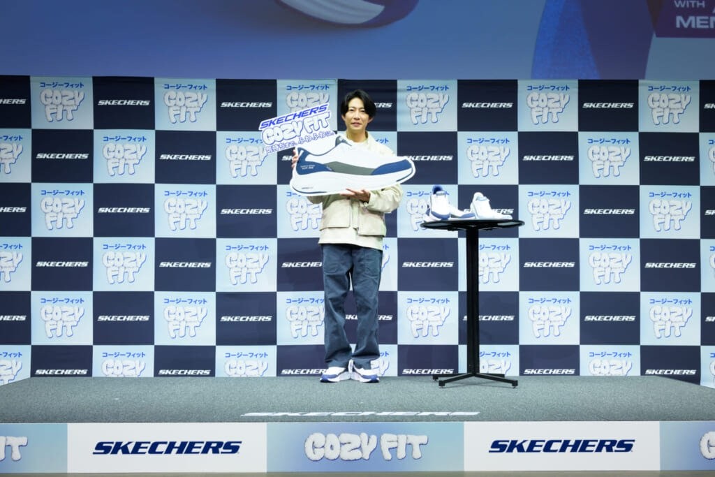 コージーフィットのパネルを持ってフォトセッションに応じる相葉雅紀さん