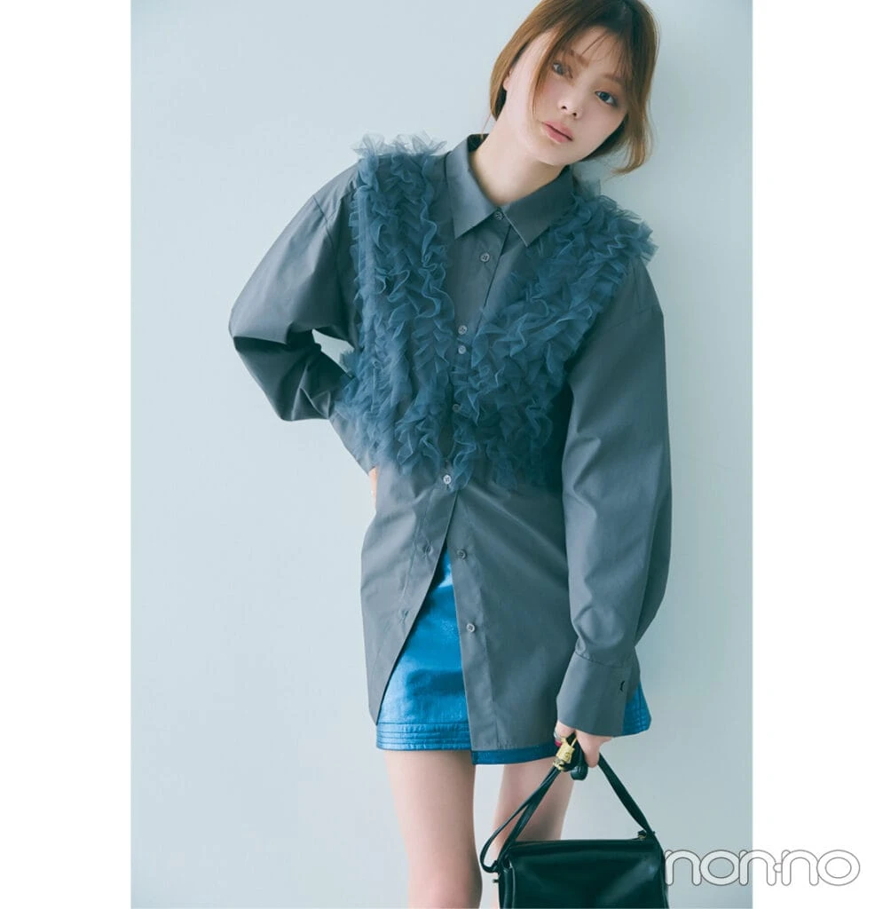 紺野彩夏が着るモノトーンコーデに差し色でブルーをプラス