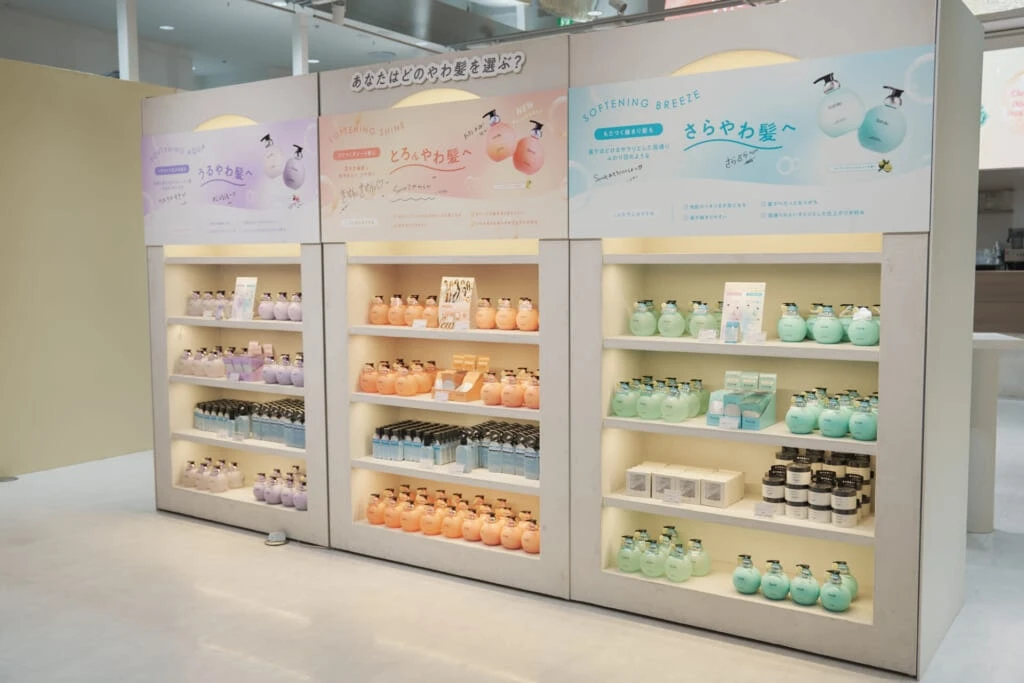 Soluleの期間限定ポップアップに並べられたヘアケアボトル
