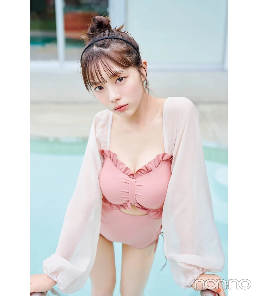 菊地姫奈の水着コーデ バストを美しく見せるフロントギャザー