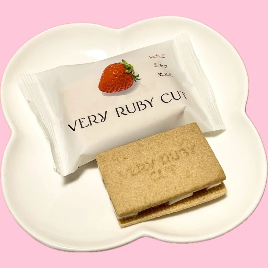 品川駅にあるいちごスイーツ専門店「VERY RUBY CUT | ベリールビーカット」のいちごミルクサンド
