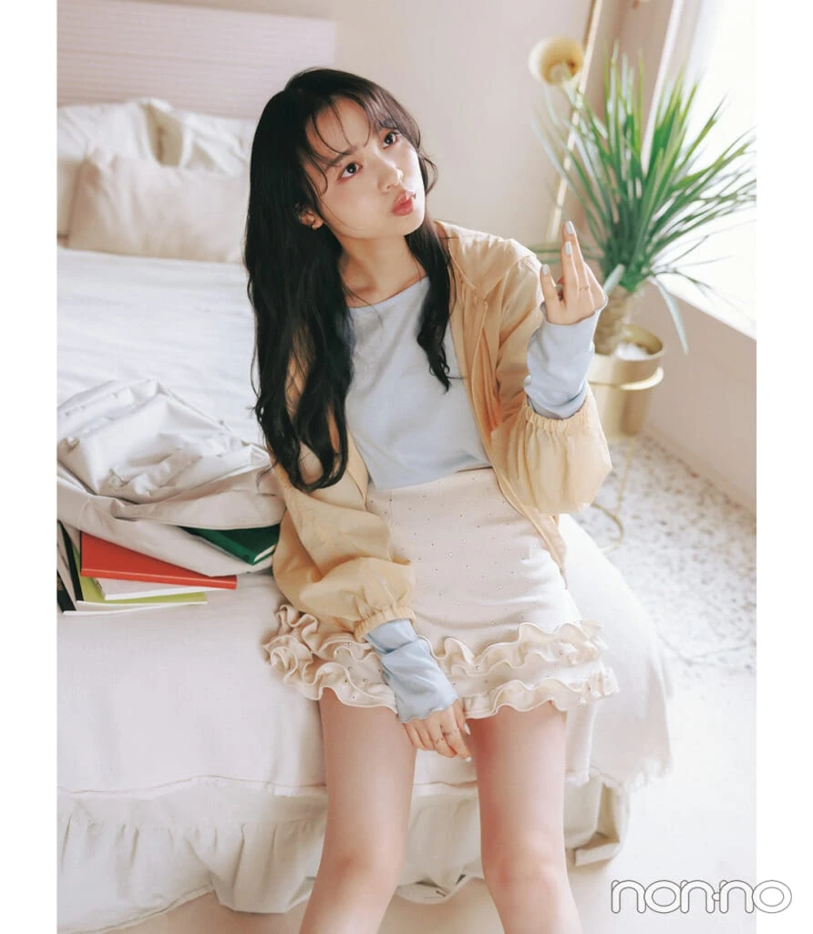 25度 GUのUVカット機能つきパーカーを着た晴れの日の服装