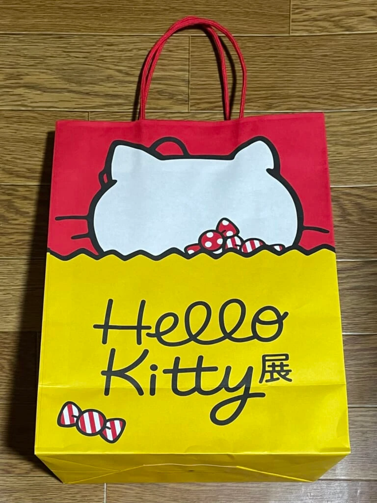 キティ展限定の紙袋の裏側。キティの後ろ姿が描かれている。