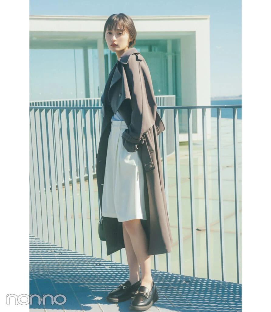 ハーフパンツ×トレンチの美術館コーデ