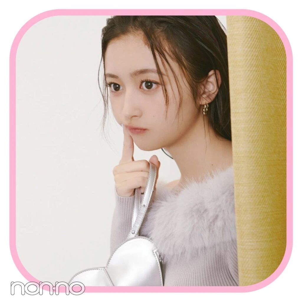井上和のファーつきオフショルニットのコーデ