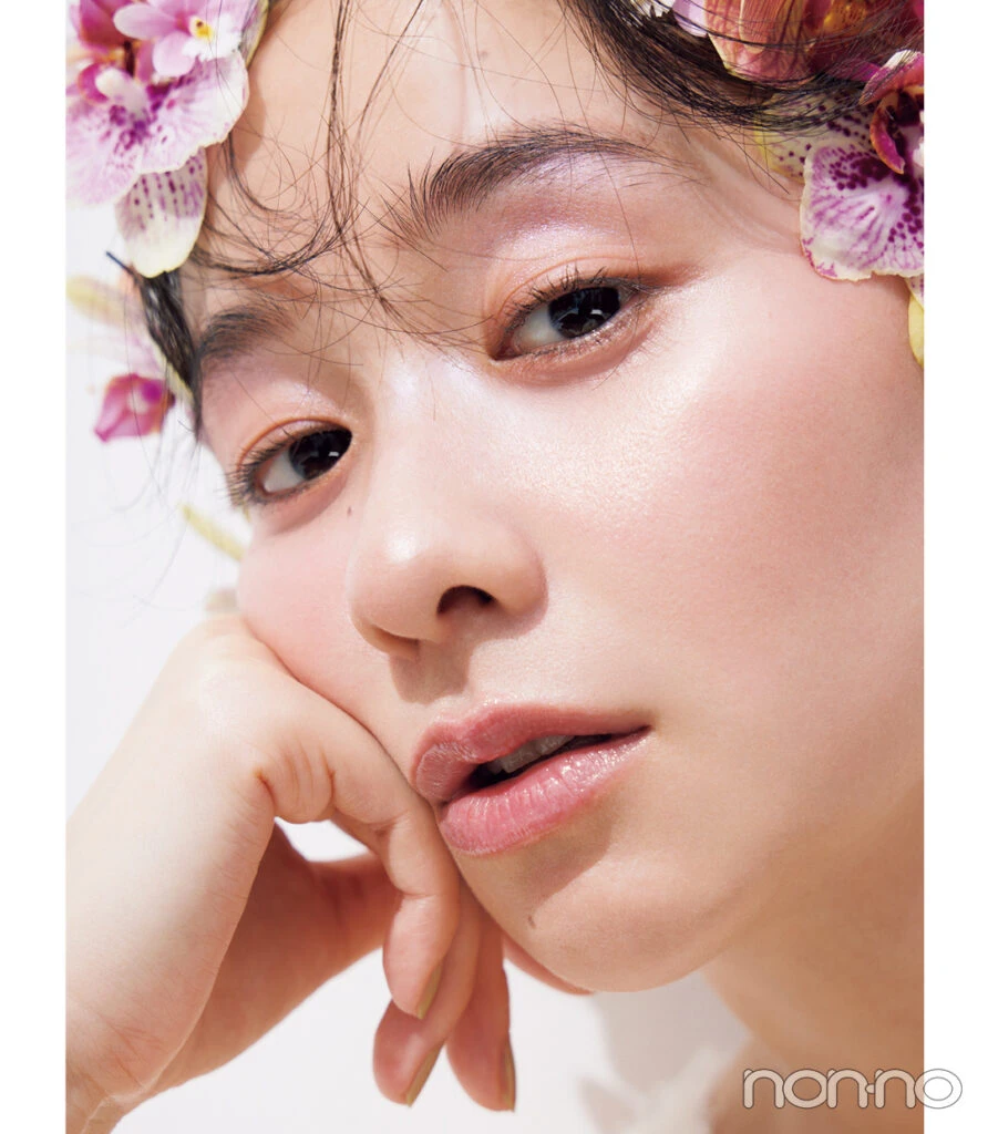 堀田真由の20歳からの神コスメ大賞モデルカット