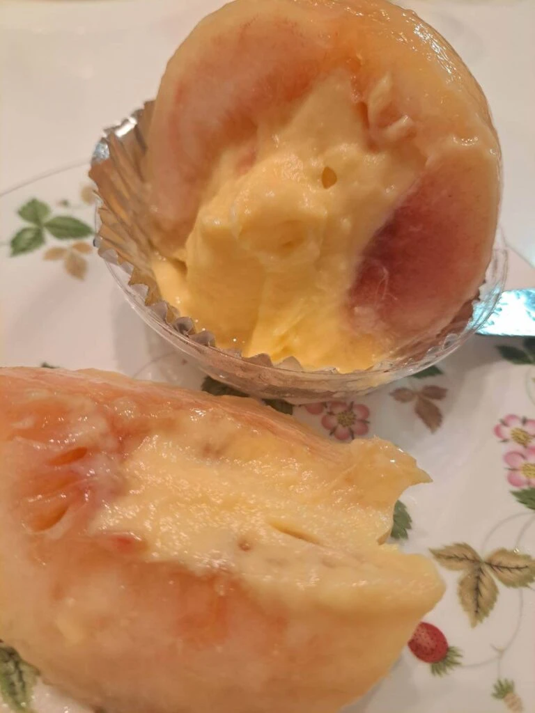 近江屋洋菓子店 もも たくさんのカスタードクリーム