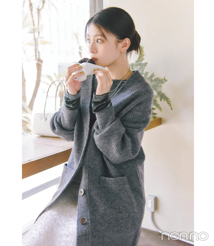 「GU」の肉厚グレーカーデを使ったスカートコーデ