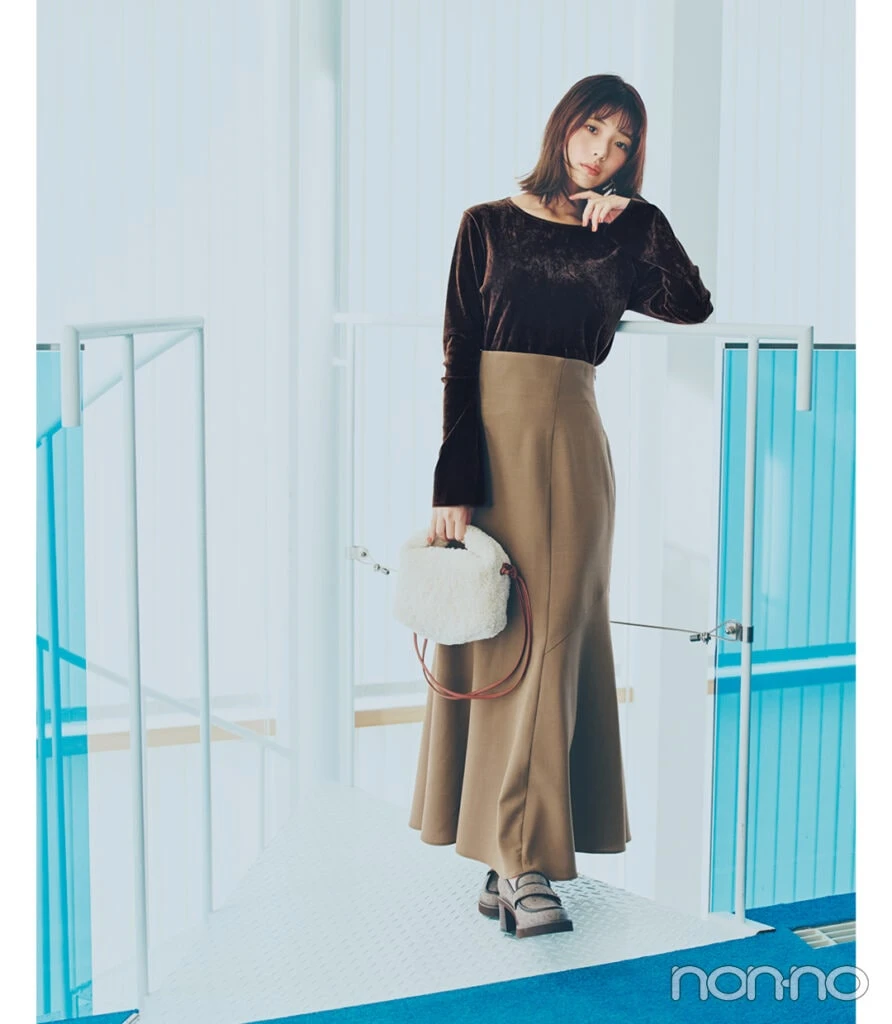 ブラウンのベロアトップスとマーメイドスカートの美術館コーデ