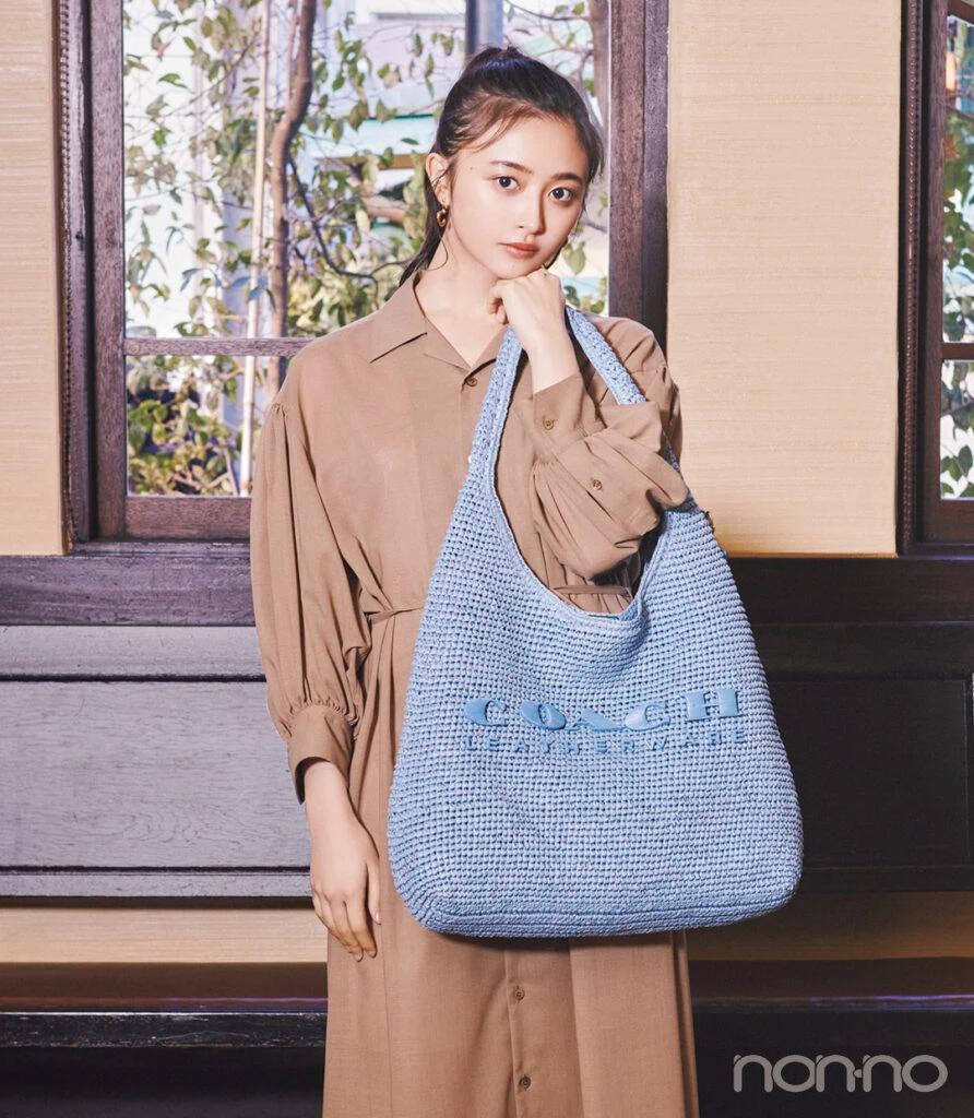 COACH【コーチ】の通学におすすめのバッグを持つ井上和