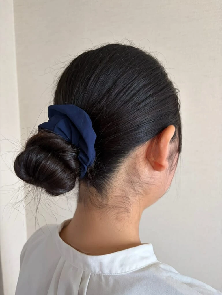 お団子にシュシュをつけた姿(斜めから撮った写真)