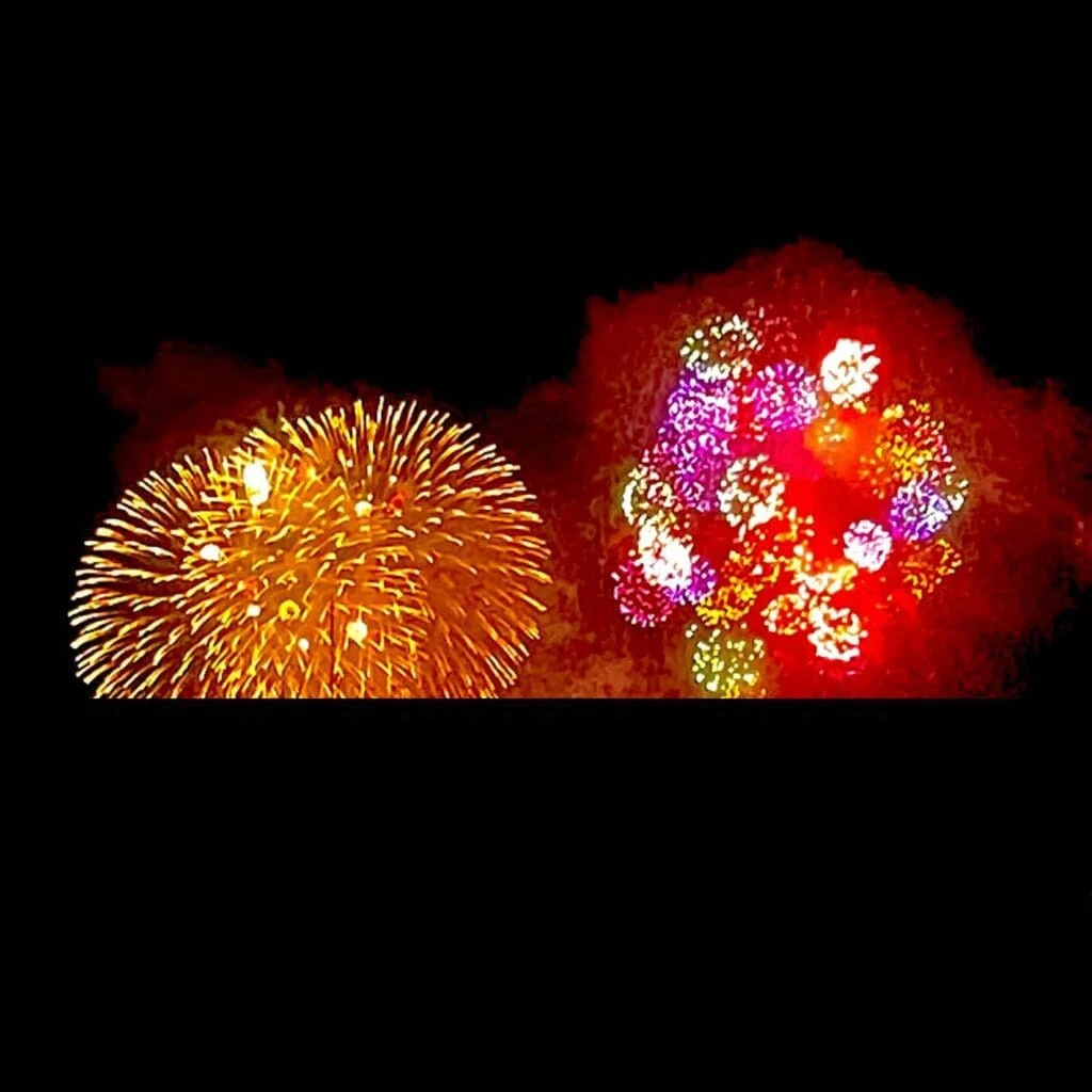 かごしま錦江湾サマーナイト大花火大会の花火打ち上げの様子
