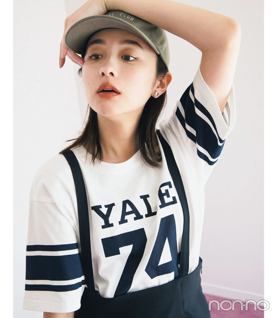 カレッジロゴTシャツを着た堀田真由3