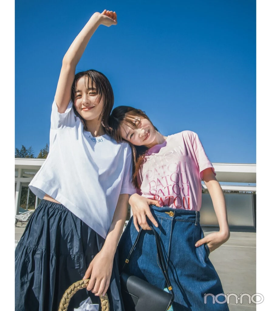 PATOUのTシャツを着た岡本夏美と堀田真由
