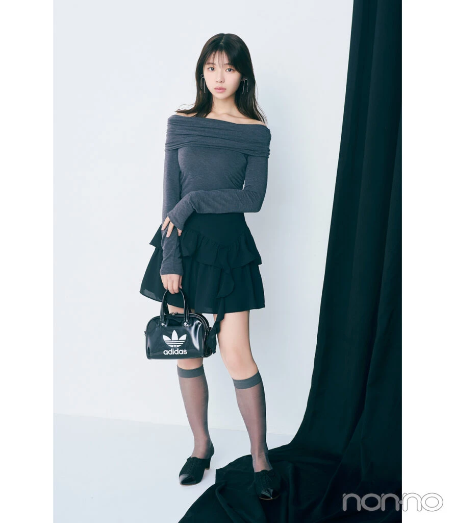 菊地姫奈の黒髪に合うグレー＆ブラックのグラデコーデ