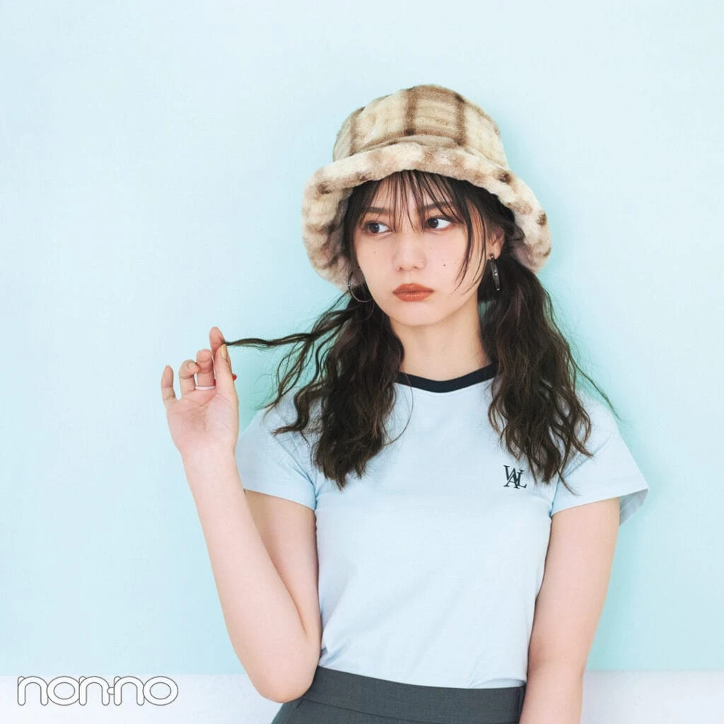 小坂菜緒のトレンドヘア小物「フェイクファーバケハ」