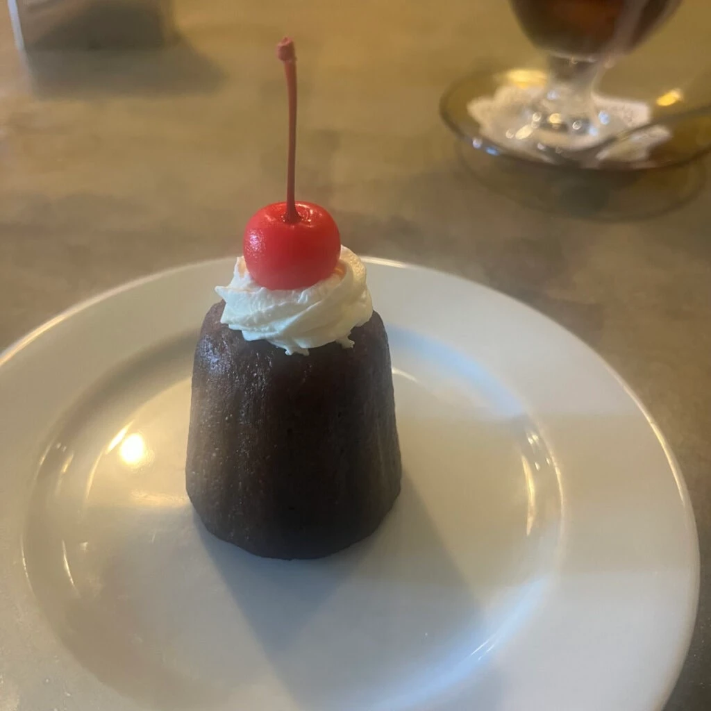 千種の喫茶店「シヤチル」のカヌレ（晴れの日）