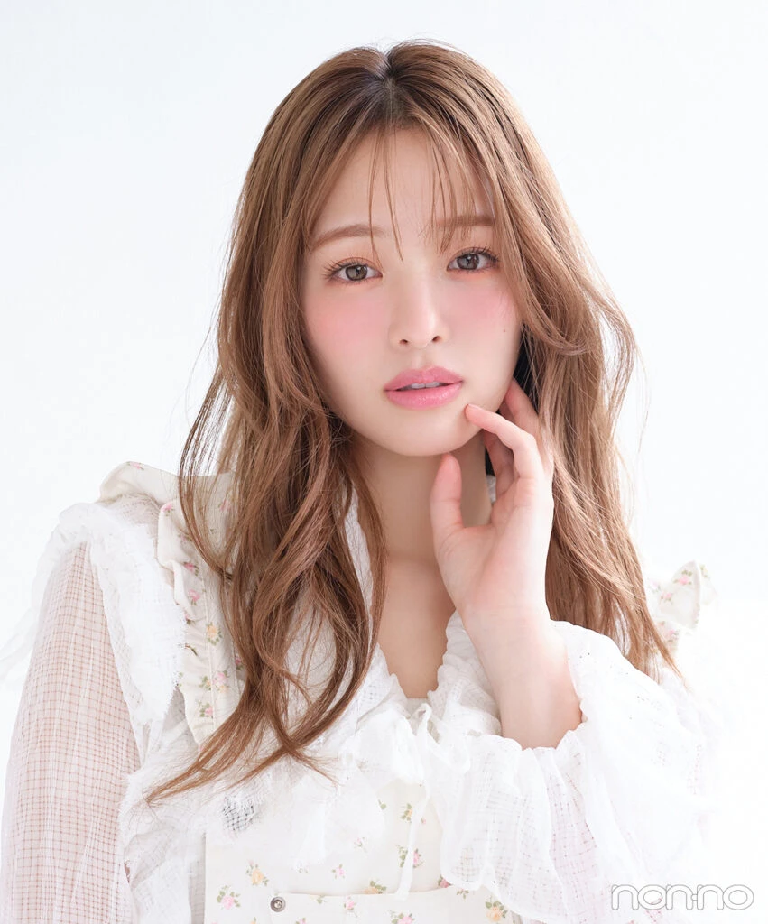 横田真悠 「グロッシーヘアワックス」で抜け感ミックス巻き