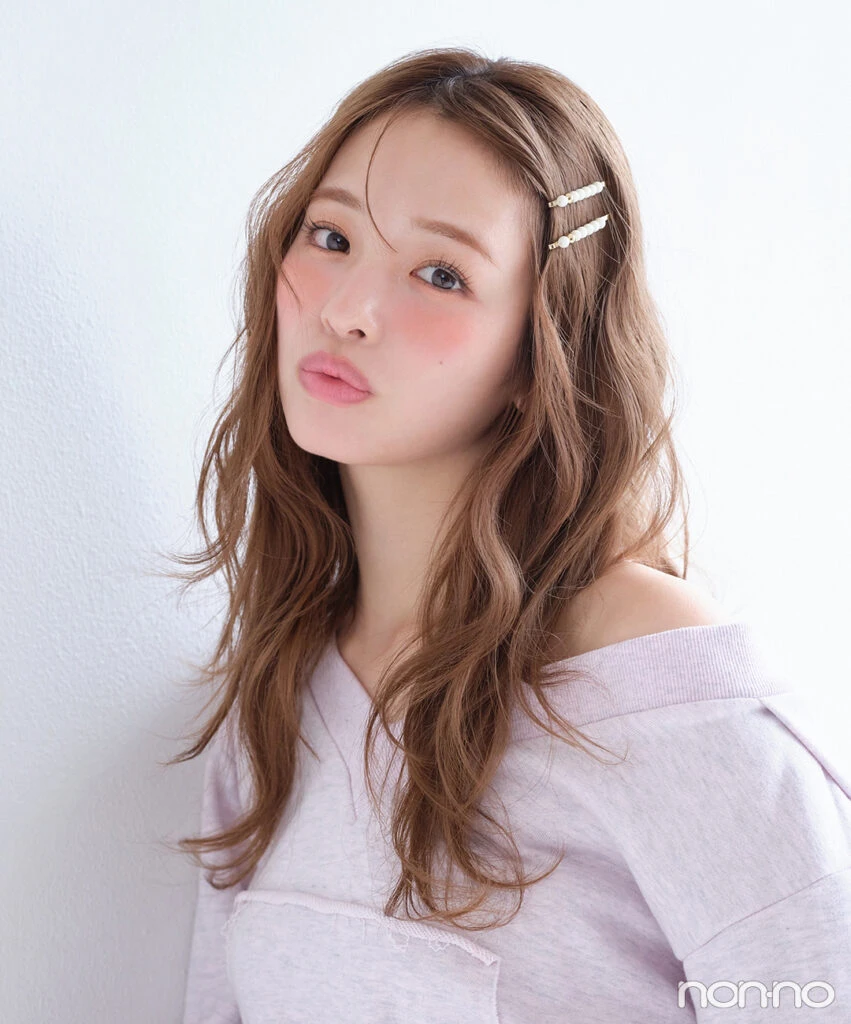 横田真悠 「グロッシーヘアミルクジェリー」でふわふわウェーブ