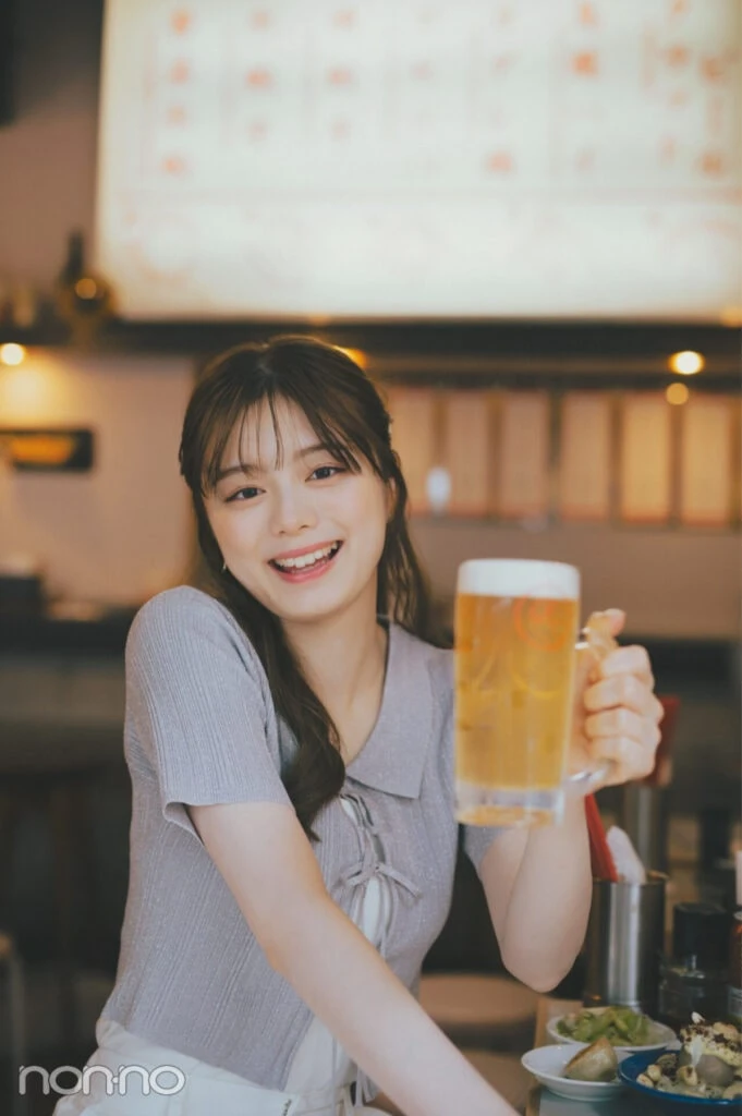 ビールで乾杯する紺野彩夏
