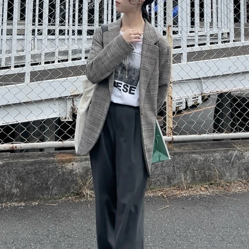 ユニクロ(UNIQLO)タックワイドパンツを使った大学生の綺麗めコーデ