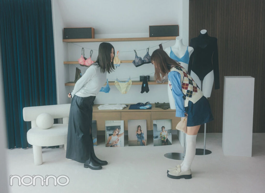 馬場ふみかと菊地姫奈が向かい合ってお辞儀しているカット