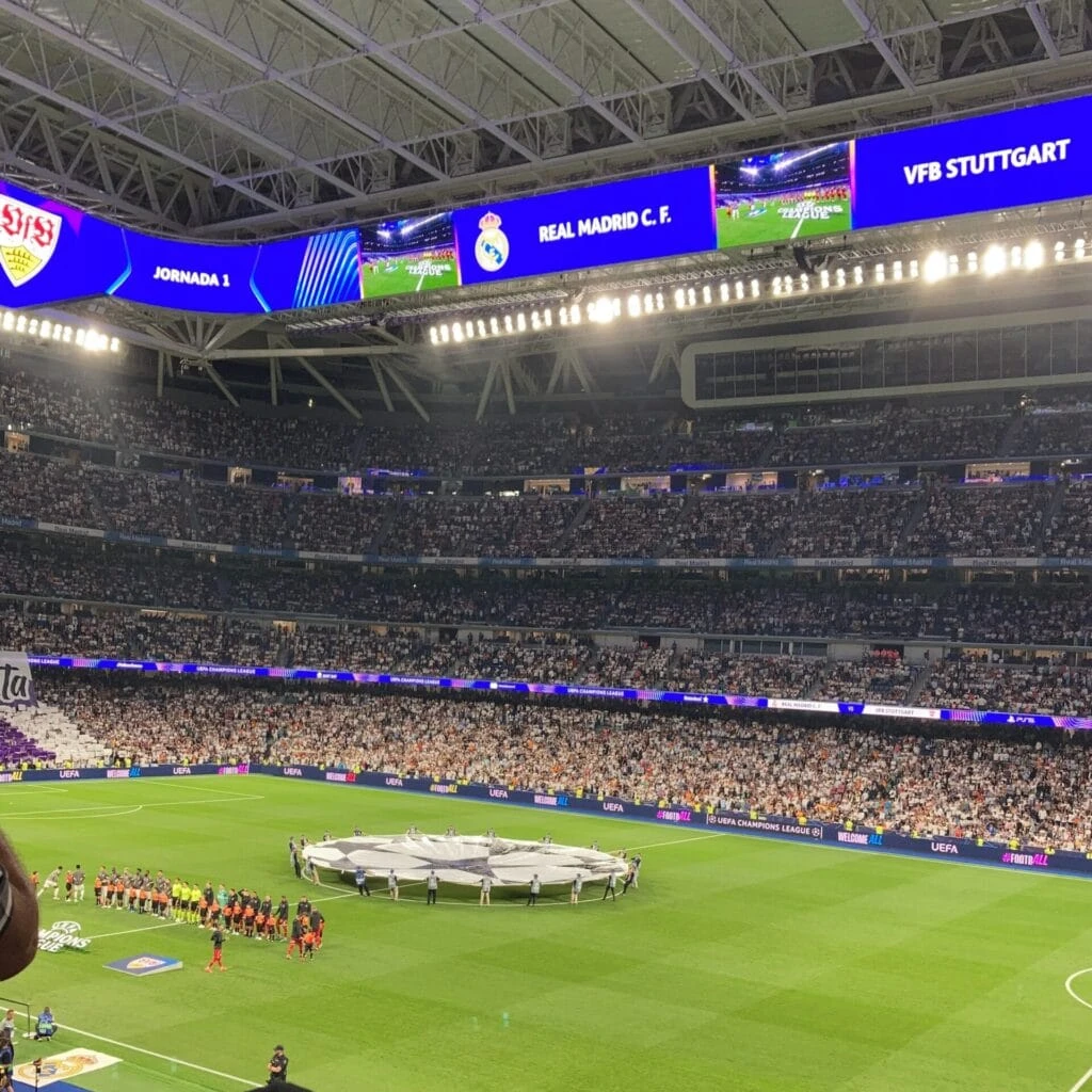 レアルマドリード
エスタディオ・サンティアゴ・ベルナベウ内観
サッカー観戦の様子
