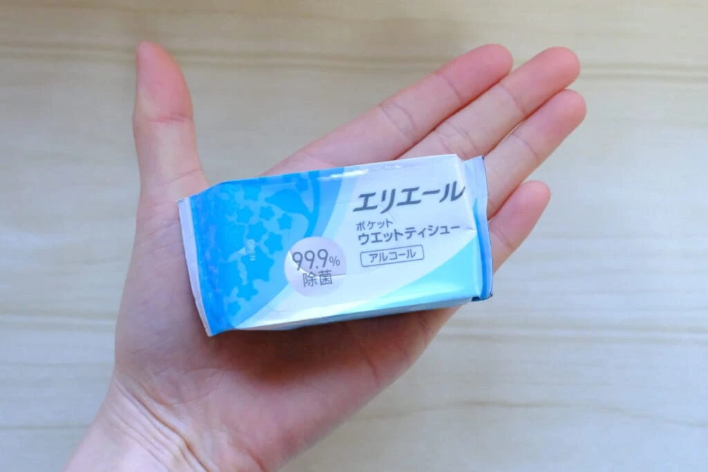 手のひらでパッケージのサイズ感を確かめる