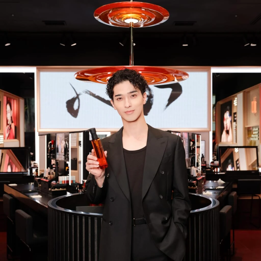 「シュウ ウエムラ 表参道ヒルズ本店 shu:ARTstage」に訪れた横浜流星さん