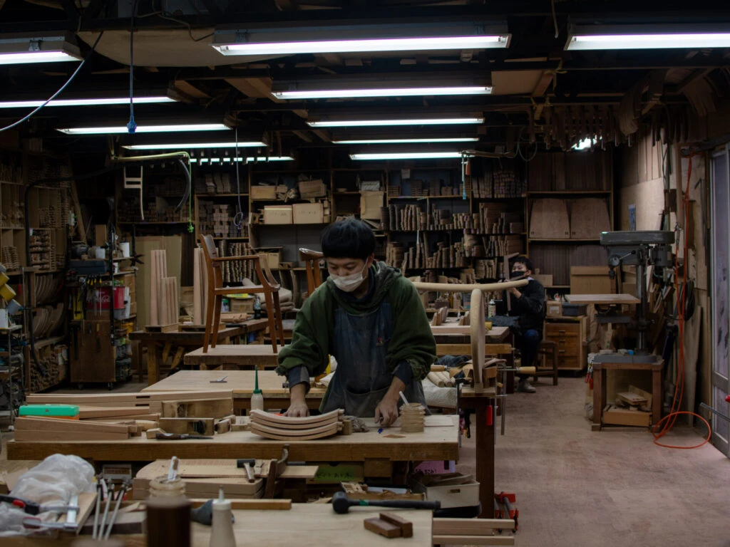 昭島ファクトリーの家具作りの様子