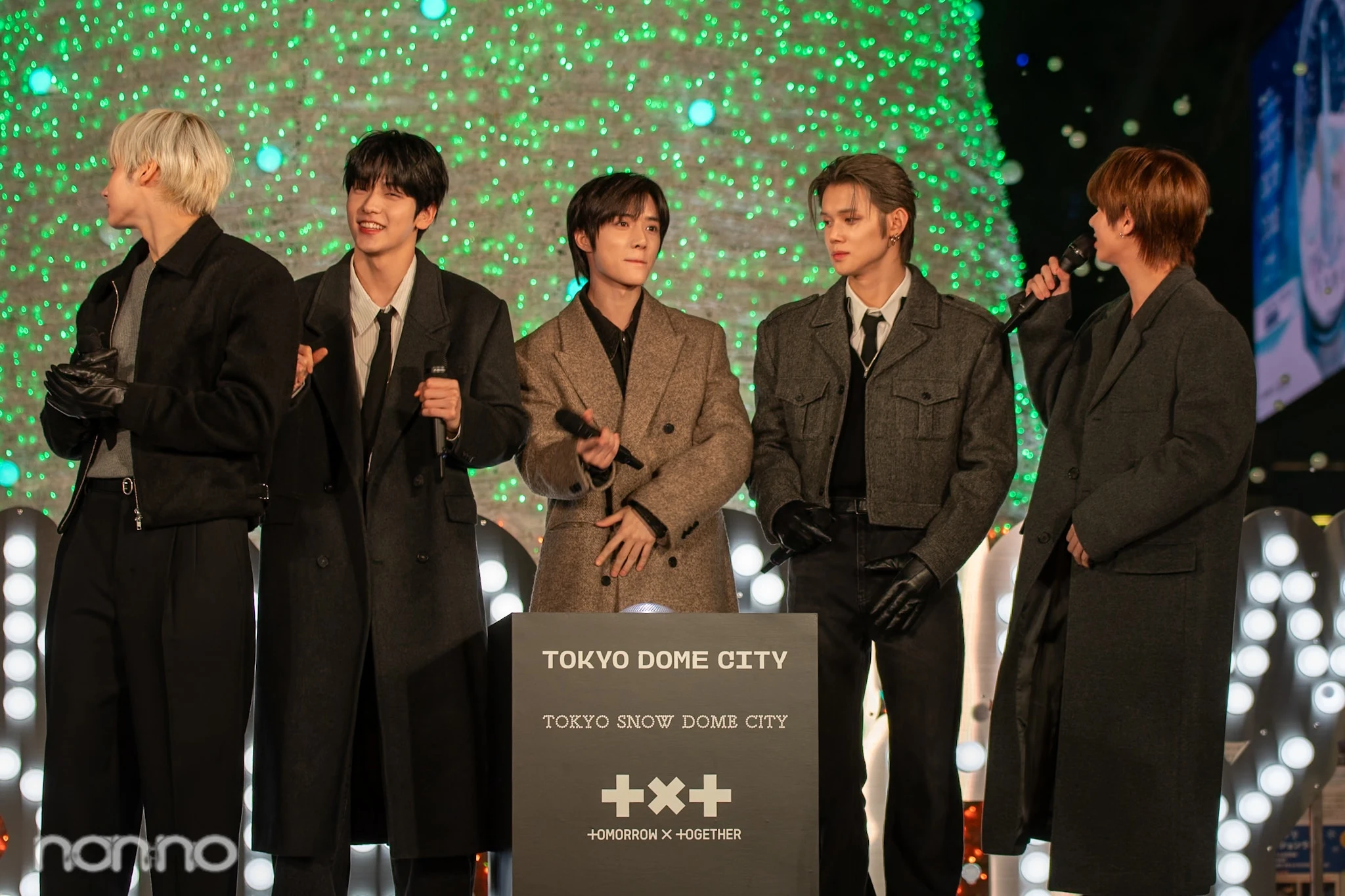 ツリーの前で踊るTOMORROW X TOGETHER (トゥモローバイトゥギャザー、TXT)