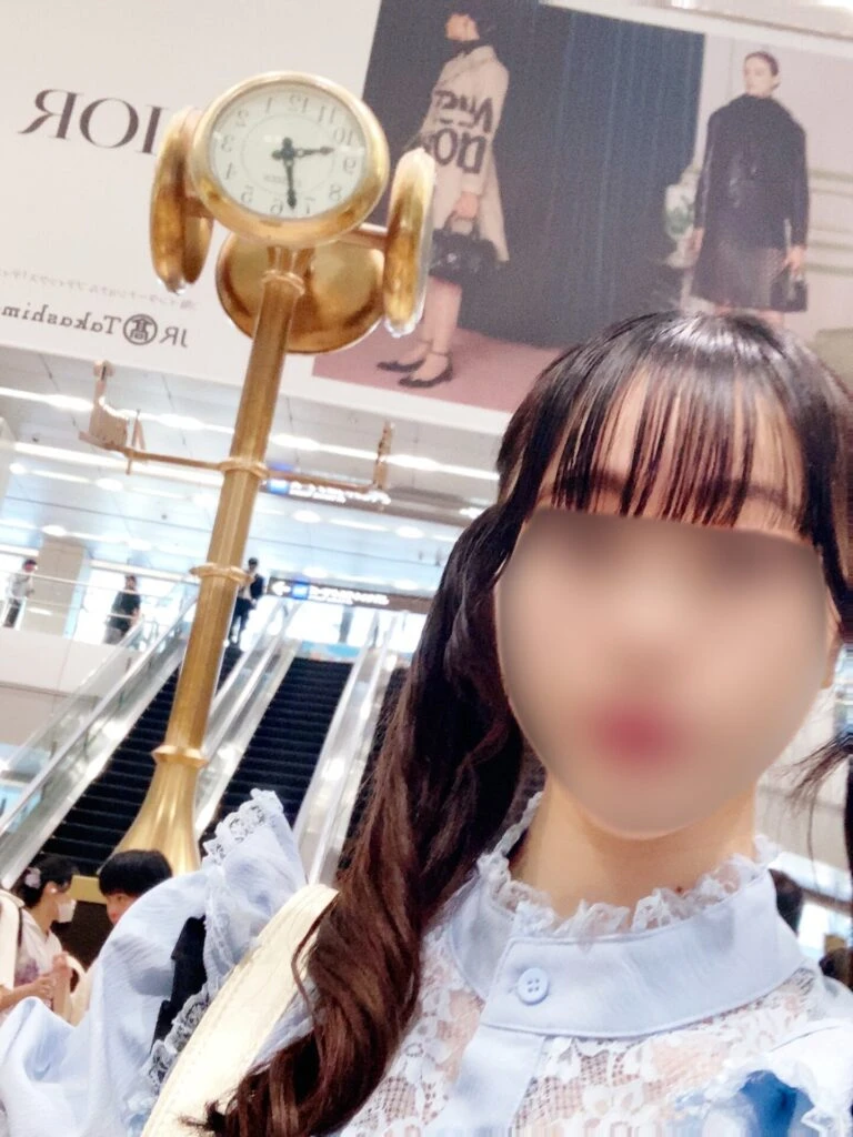 名古屋駅、金時計の下にて。