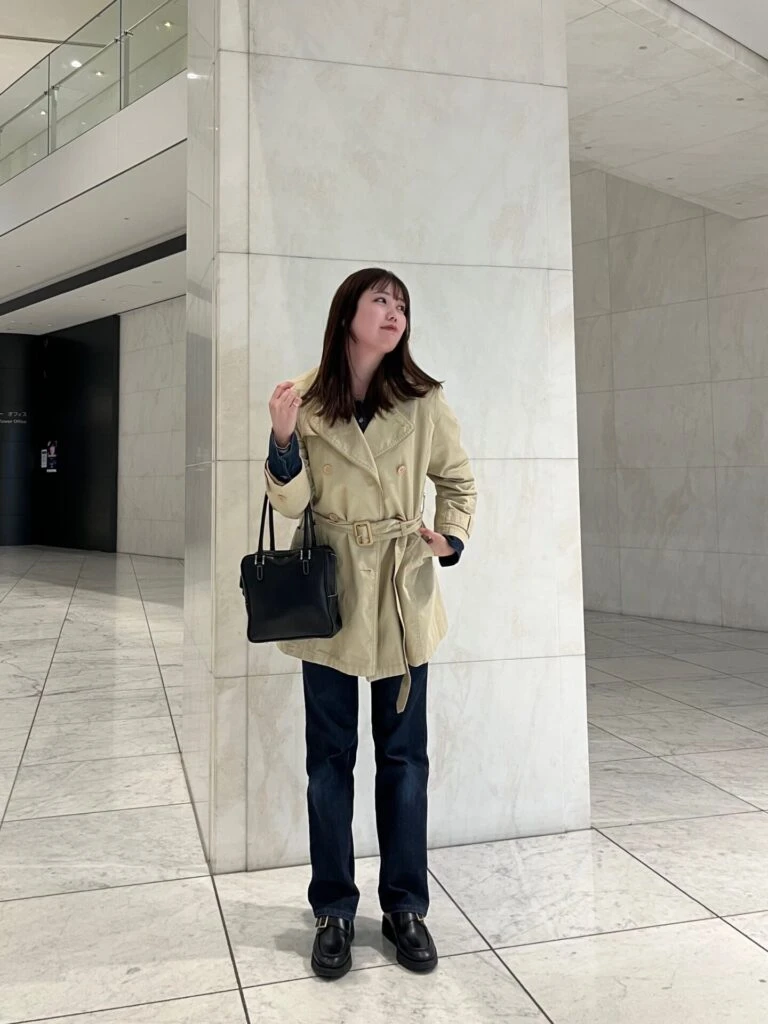 少し肌寒い日のデニムonデニムには、春アウターで寒さ対策を