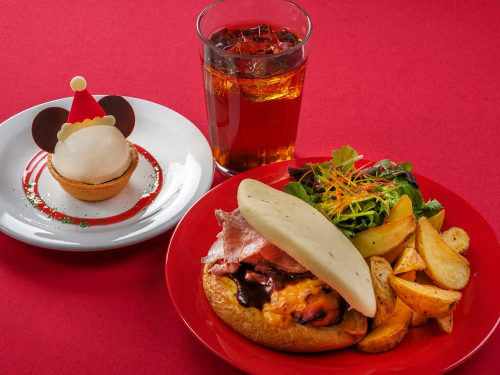 ホットサンドとケーキとドリンクのセットメニュー、ディズニーランドのクリスマスレストランメニュー