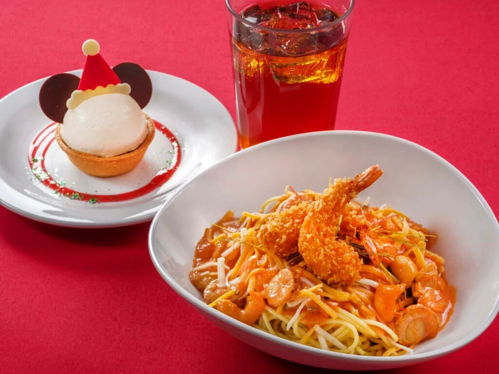 パスタとケーキとドリンクのセットメニュー、ディズニーランドのクリスマスレストランメニュー